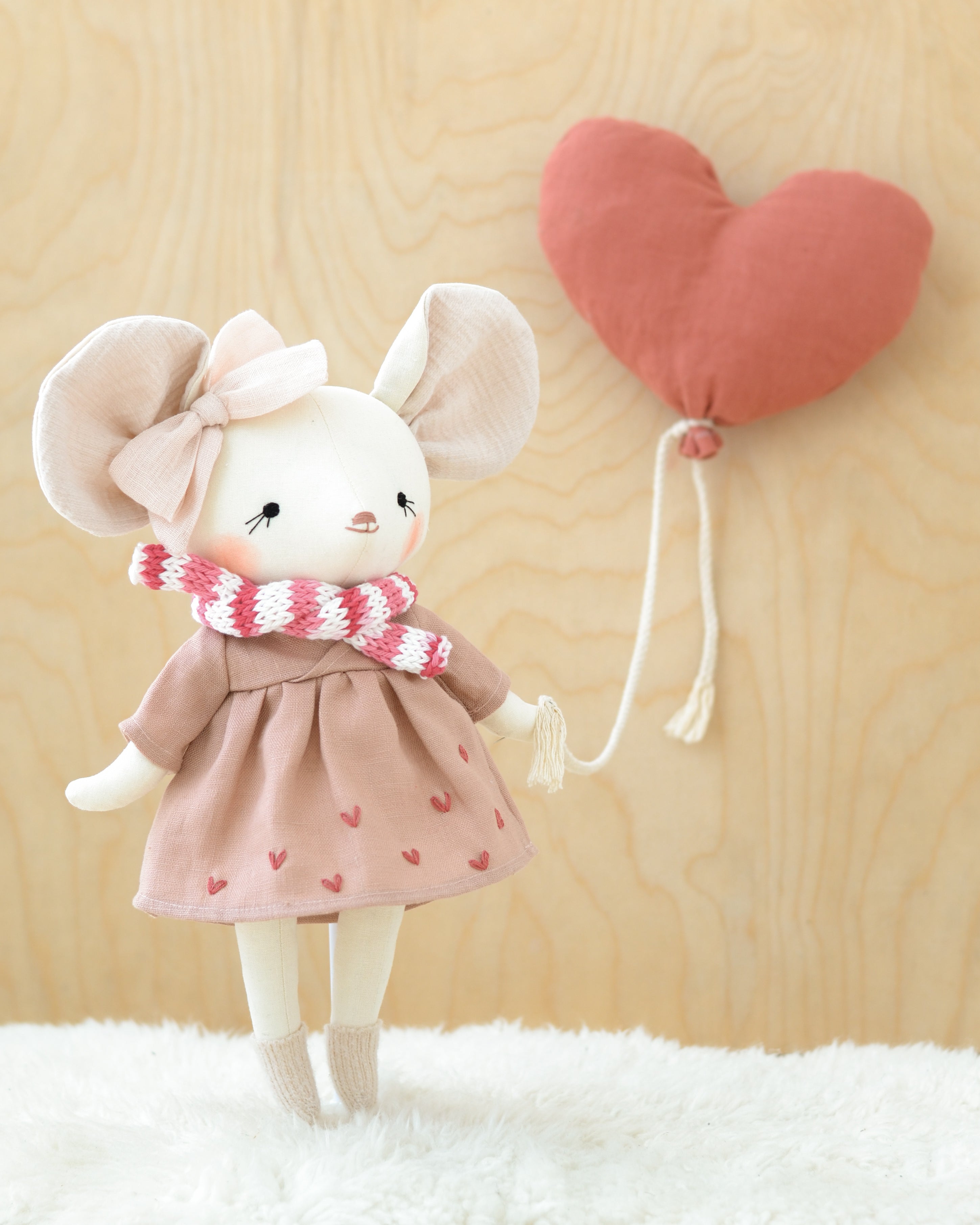 Poupée Souris Robe Rose avec une Écharpe Rayée Rose