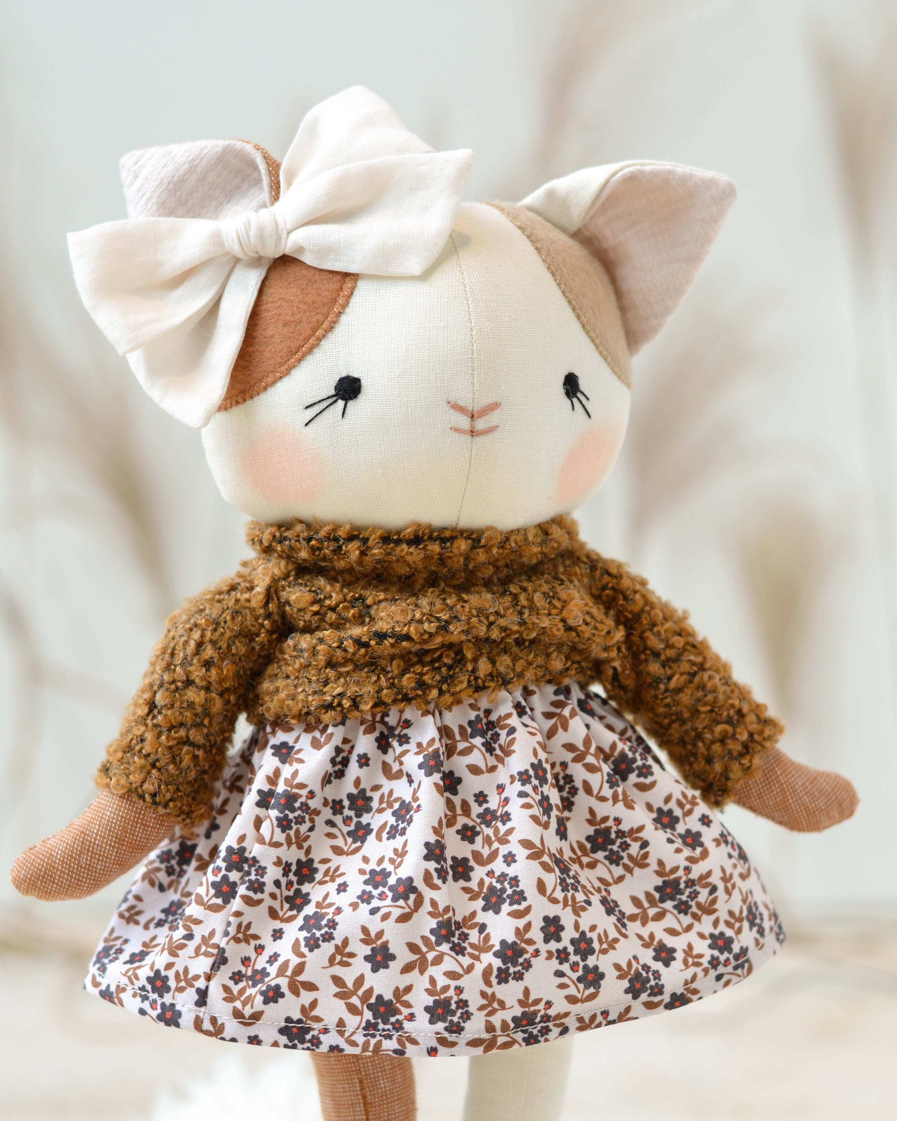 Juguete de peluche gato Lucie camisa floral