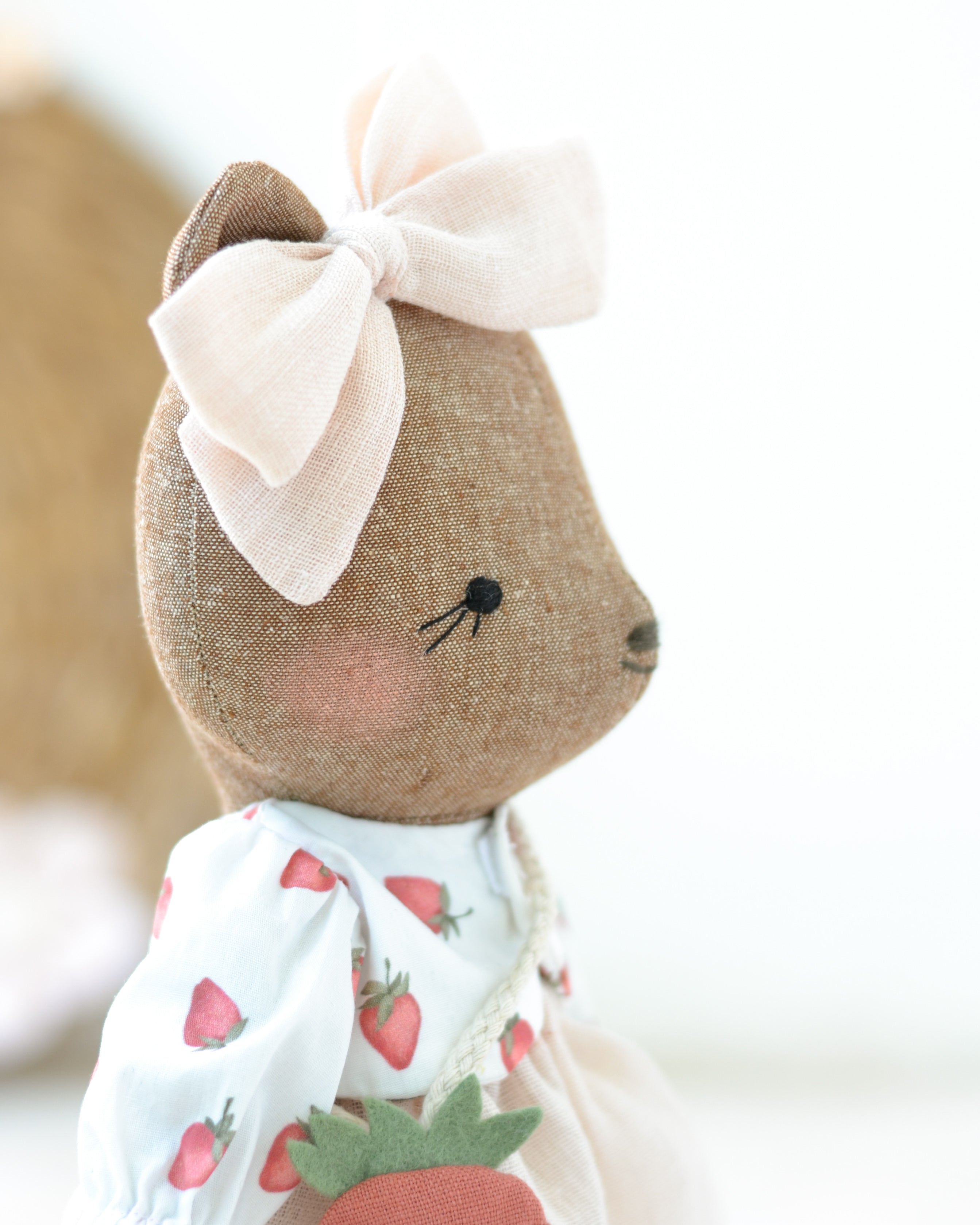 Doudou ours Charlotte | Haut à motif de fraises et sac fraise