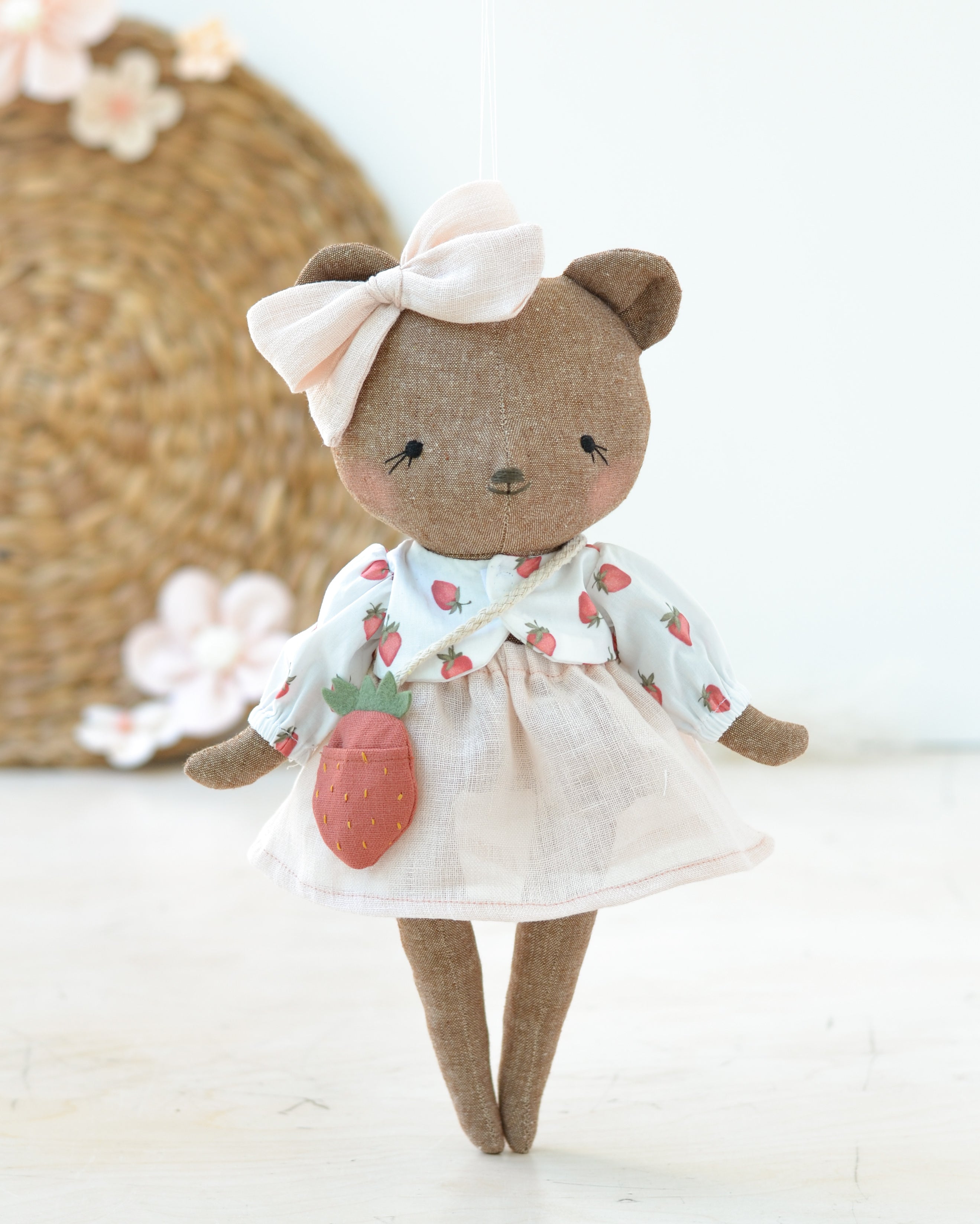 Doudou ours Charlotte | Haut à motif de fraises et sac fraise