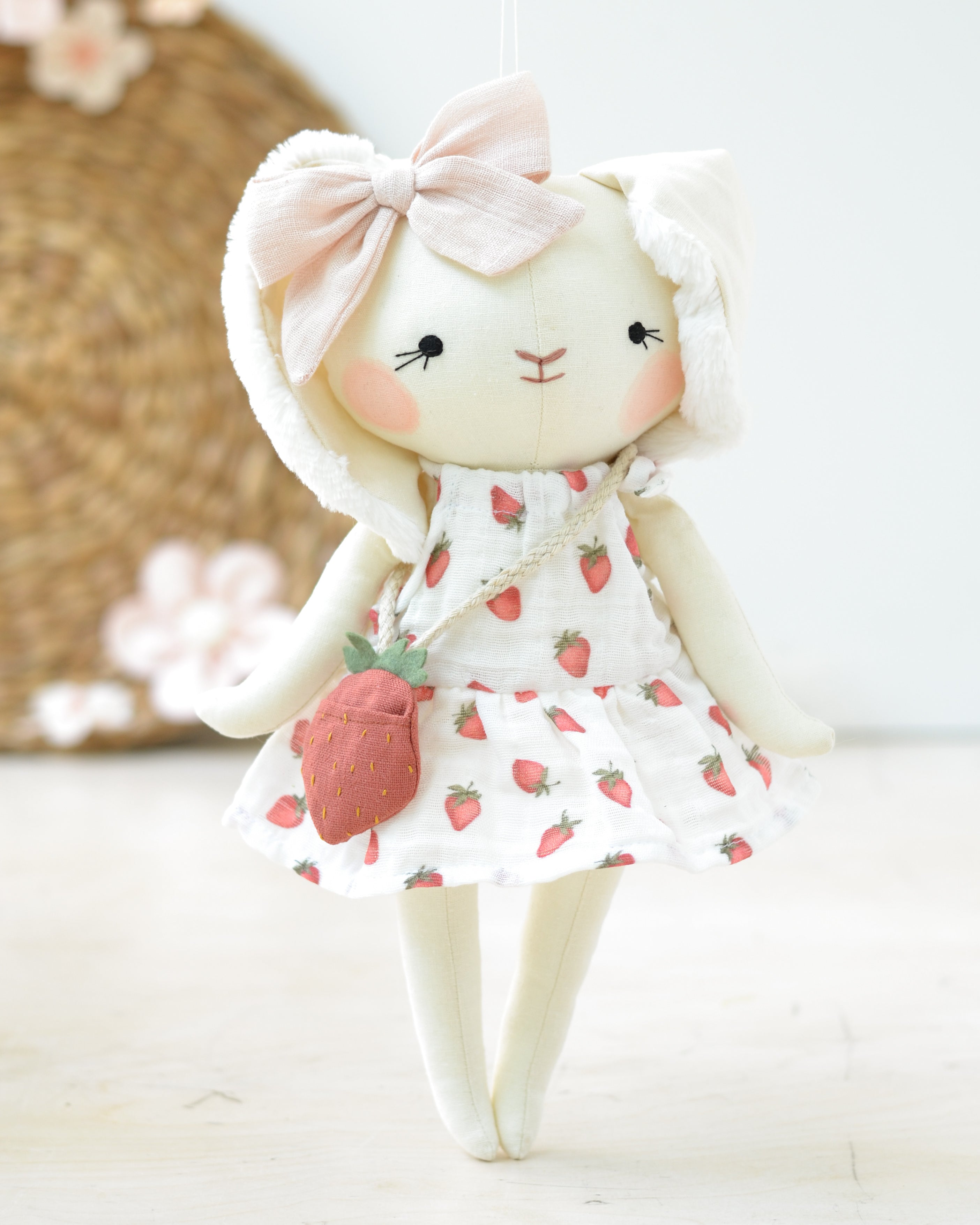 Bunny Brinquedo de Pelúcia Jeanne | Vestido Branco e Bolsa de Morango