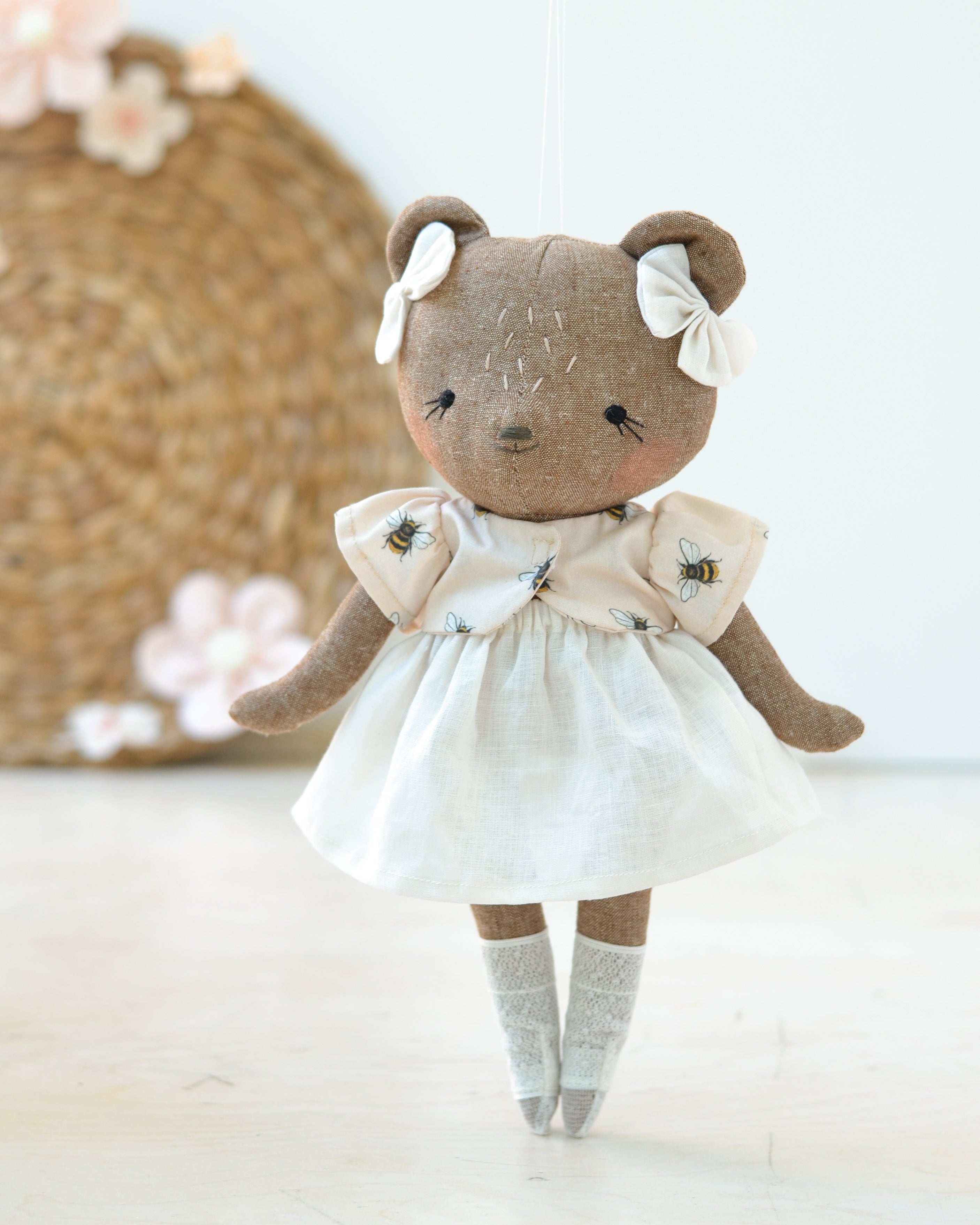 Doudou Ours Charlotte | Haut abeille et jupe blanche