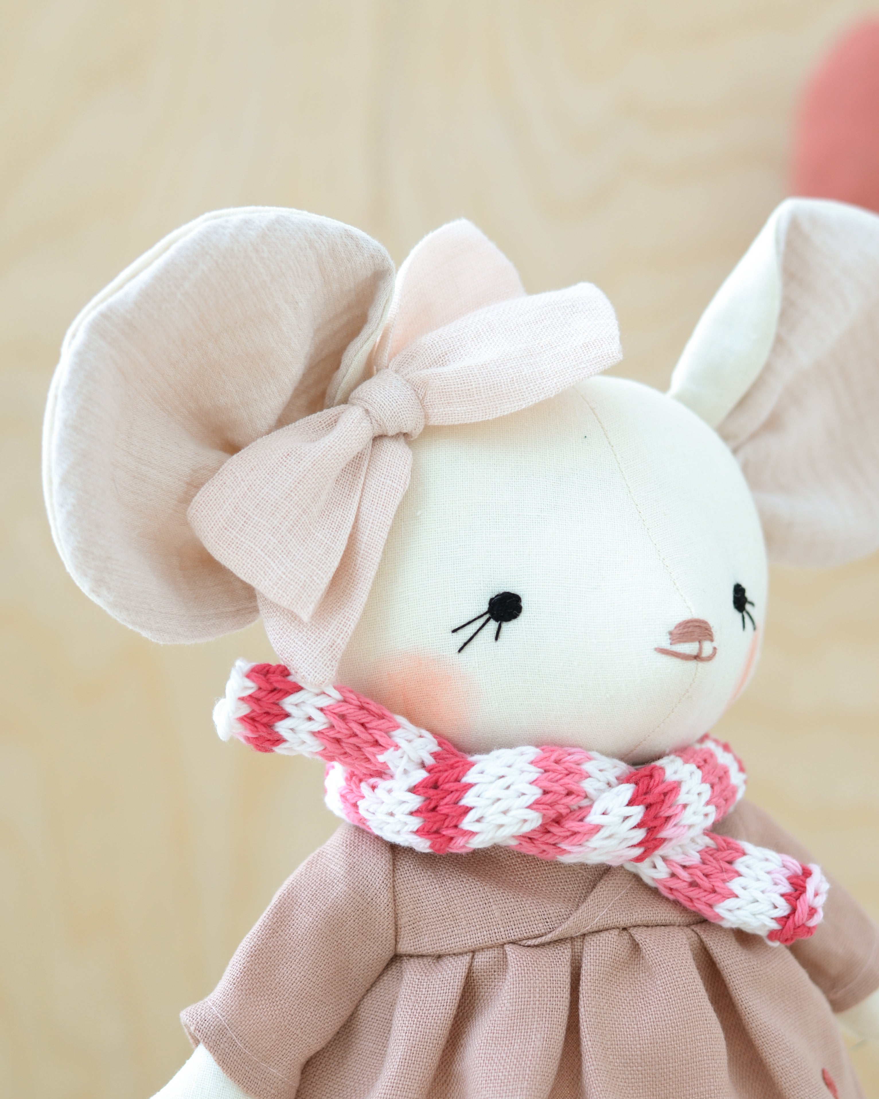 Poupée Souris Robe Rose avec une Écharpe Rayée Rose