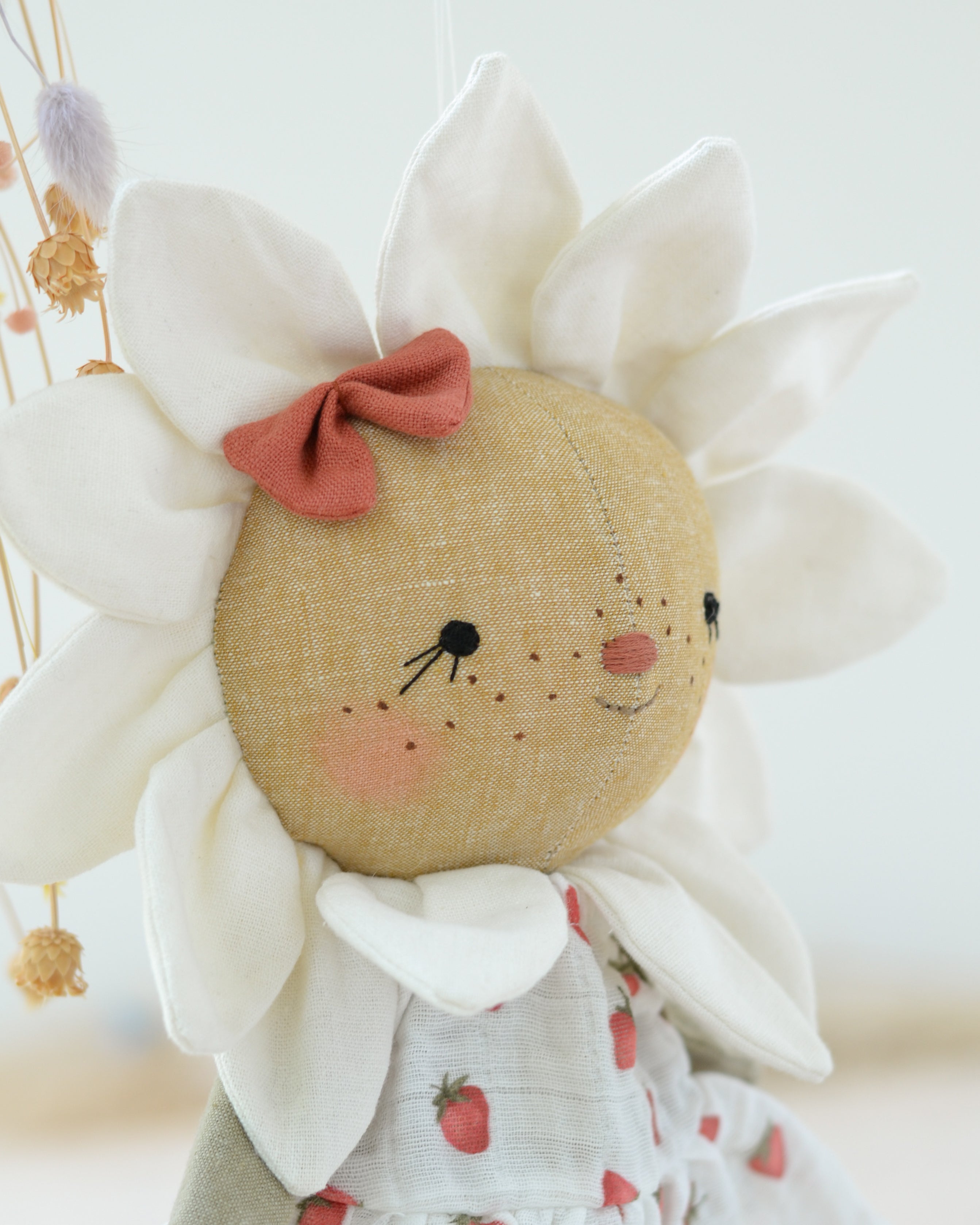 Juguete de peluche flor blanca | Vestido de Fresa