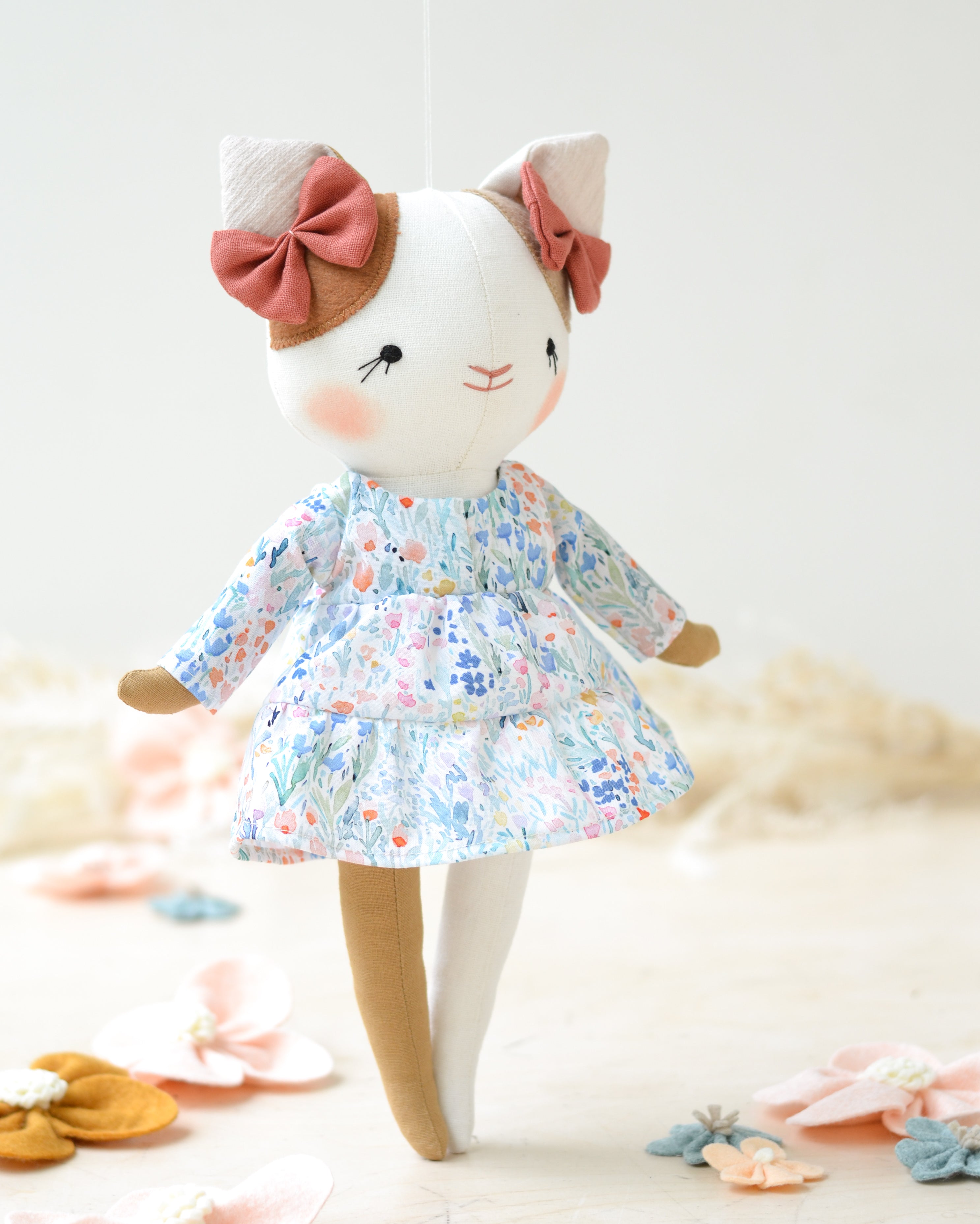 Gato de peluche Lucie vestido floral