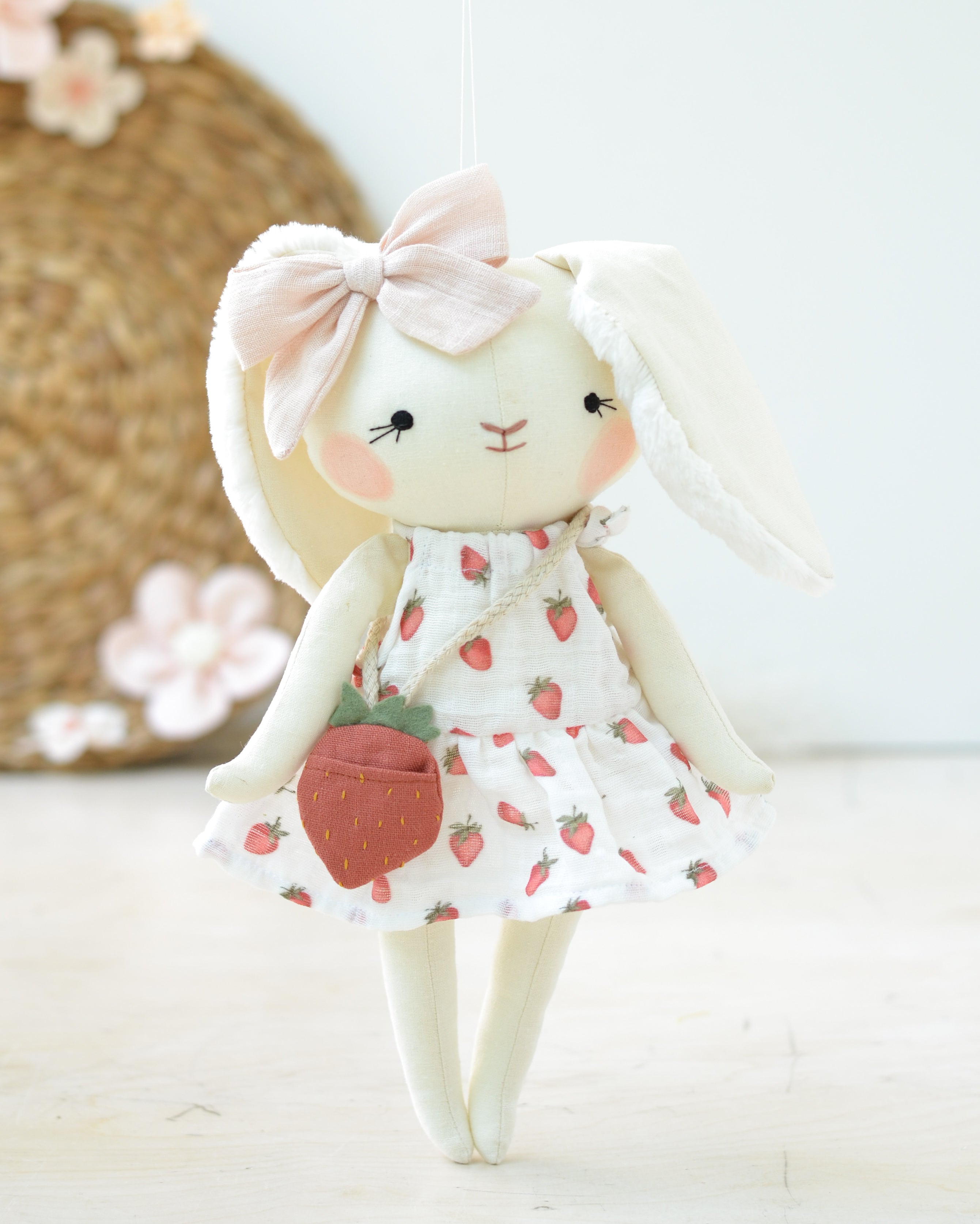 Juguete de peluche Conejito Jeanne | Vestido Blanco y Bolsa de Fresas