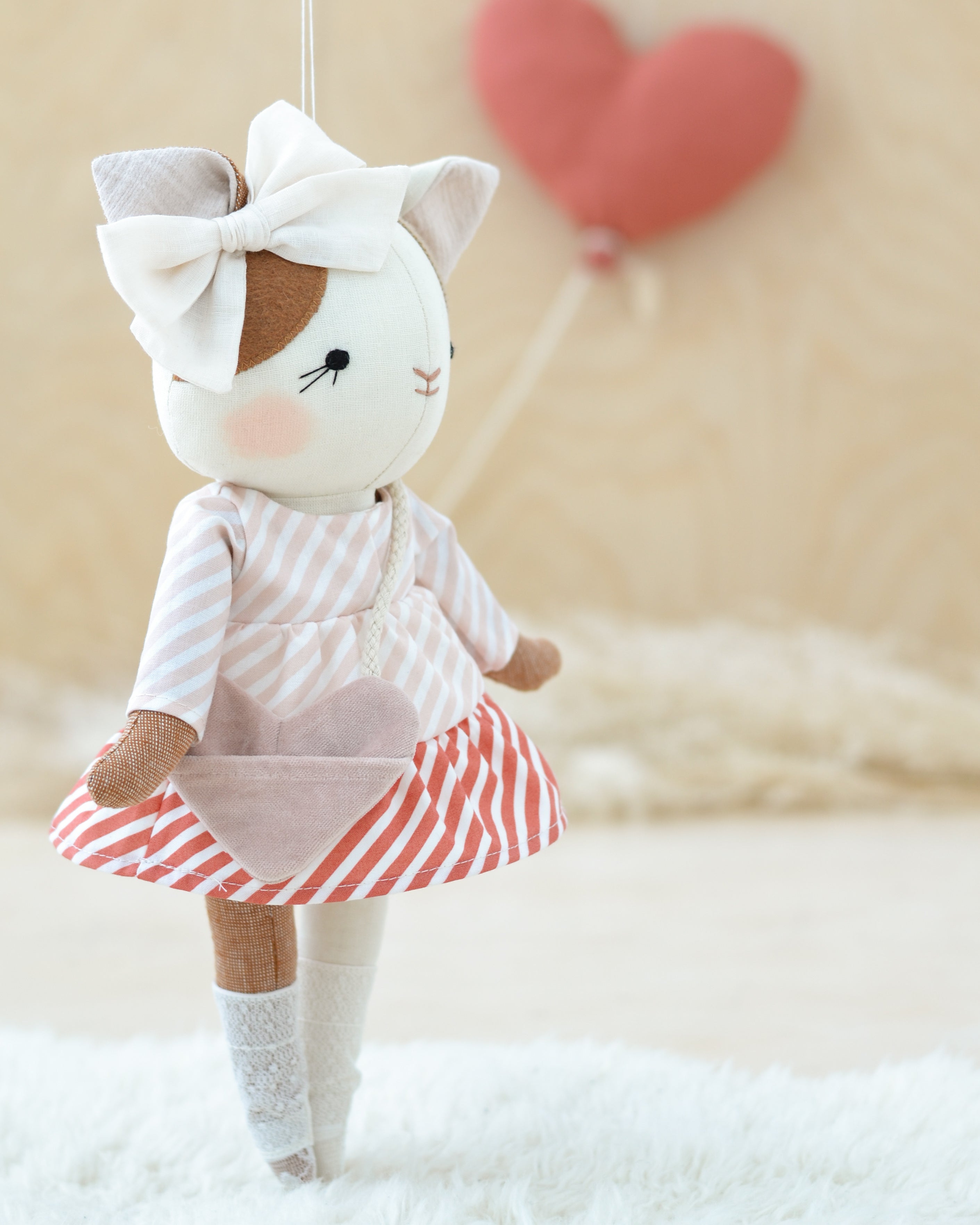 Gato de peluche Lucie Love vestido