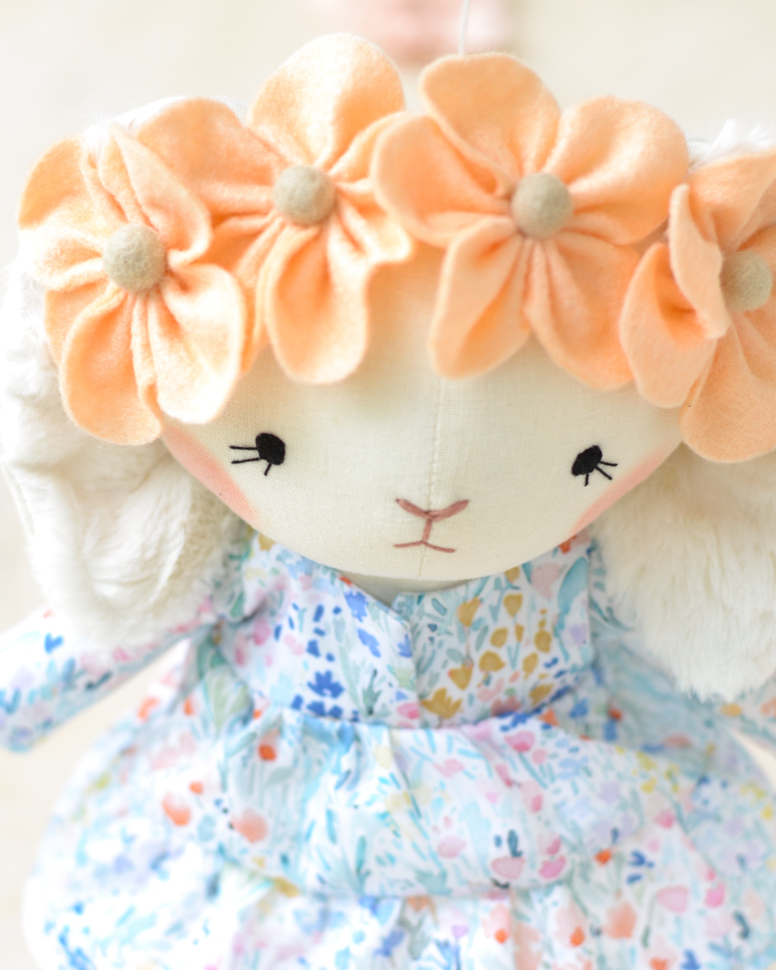 Coelhinha Pelucia Jeanne Peach Flower Crown