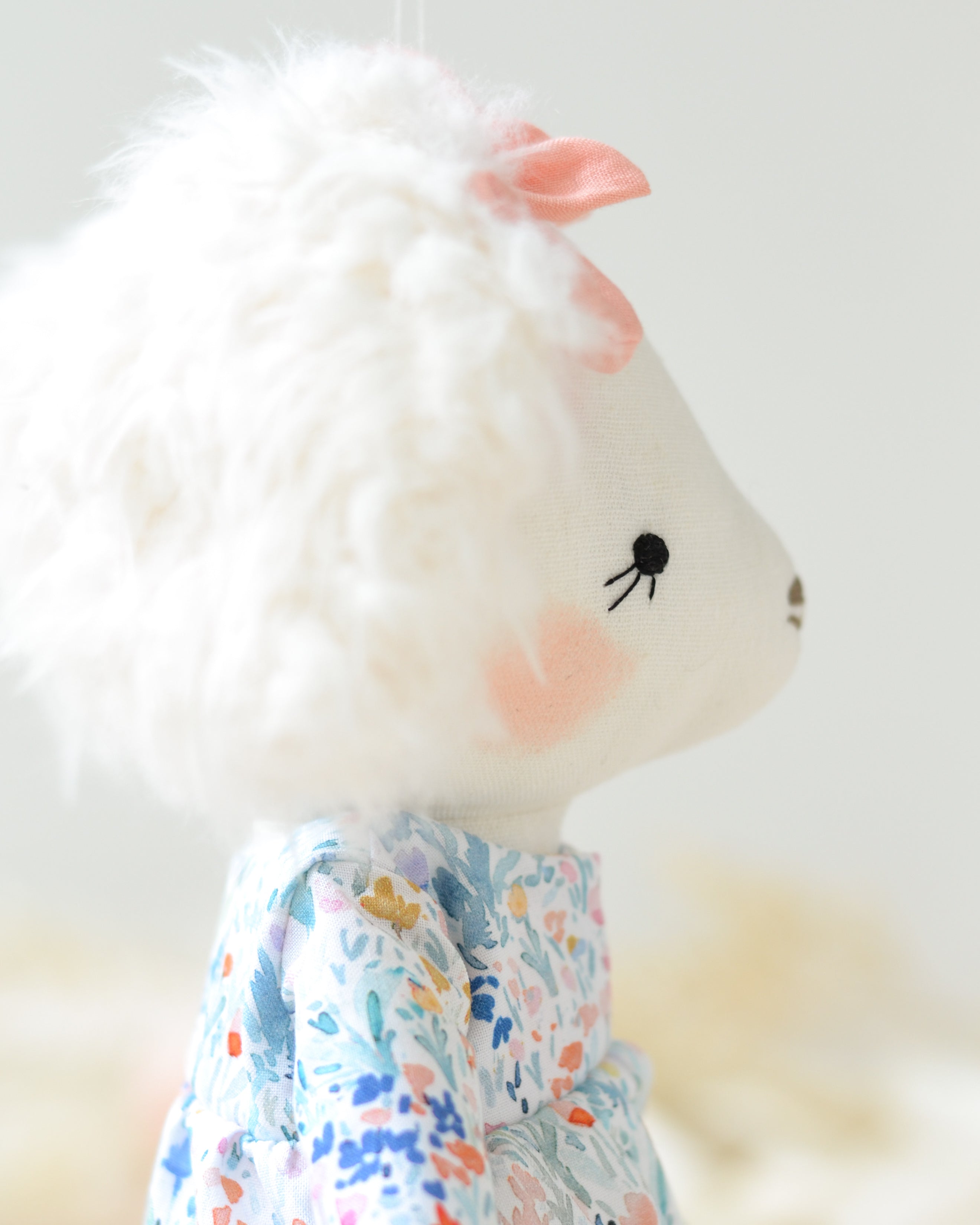 Perro de peluche vestido floral Alphonsine