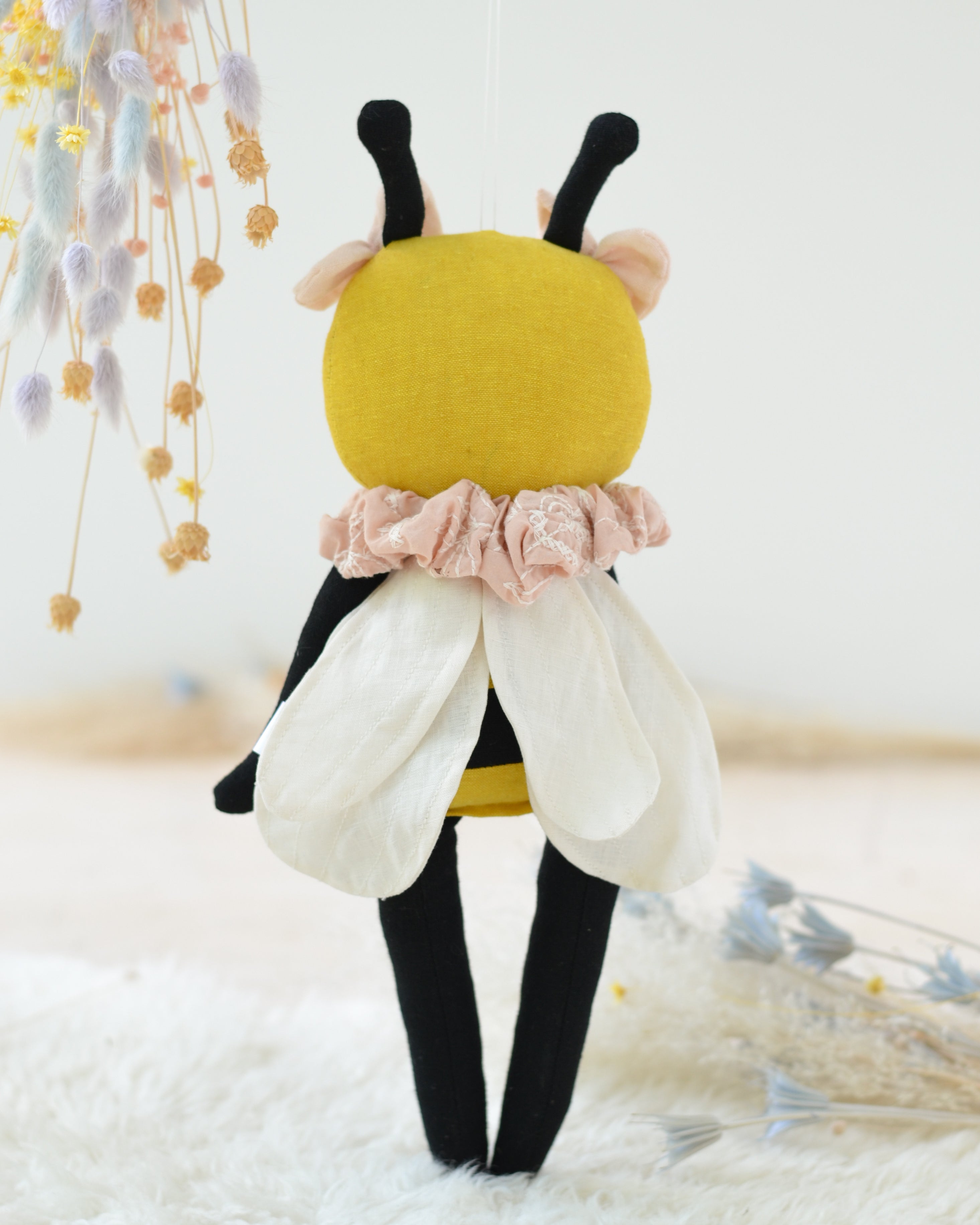 Juguete de peluche de abeja | Scrunchie rosa y lazo para el cabello