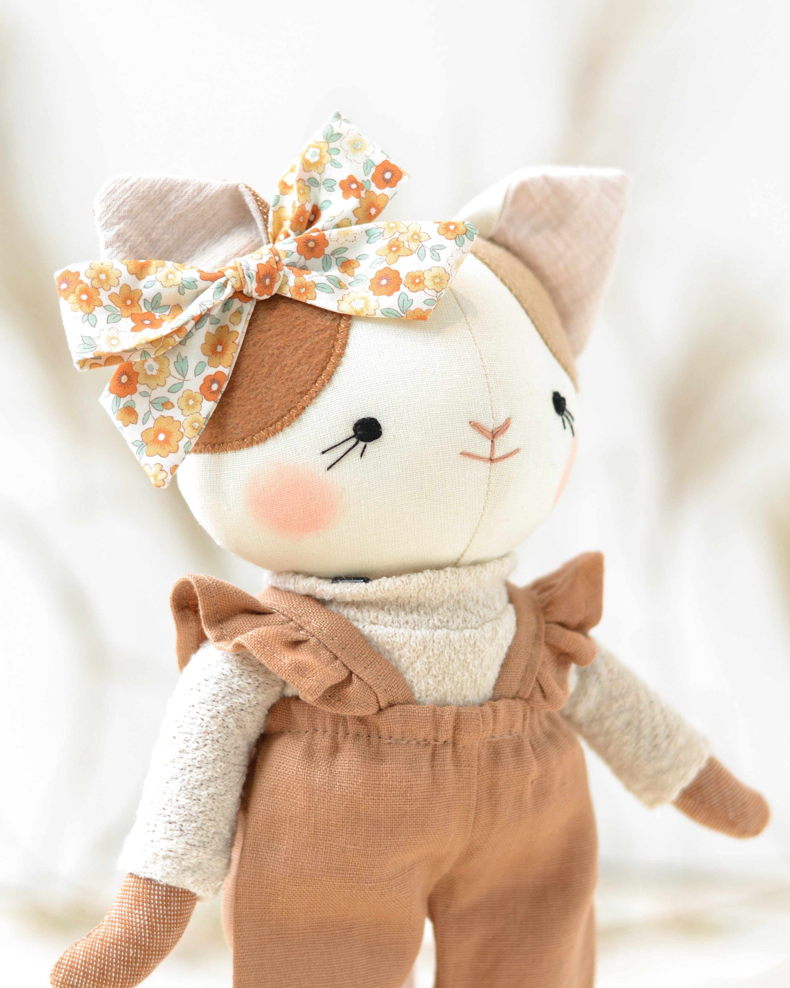 Juguete de peluche gato Lucie camisa floral