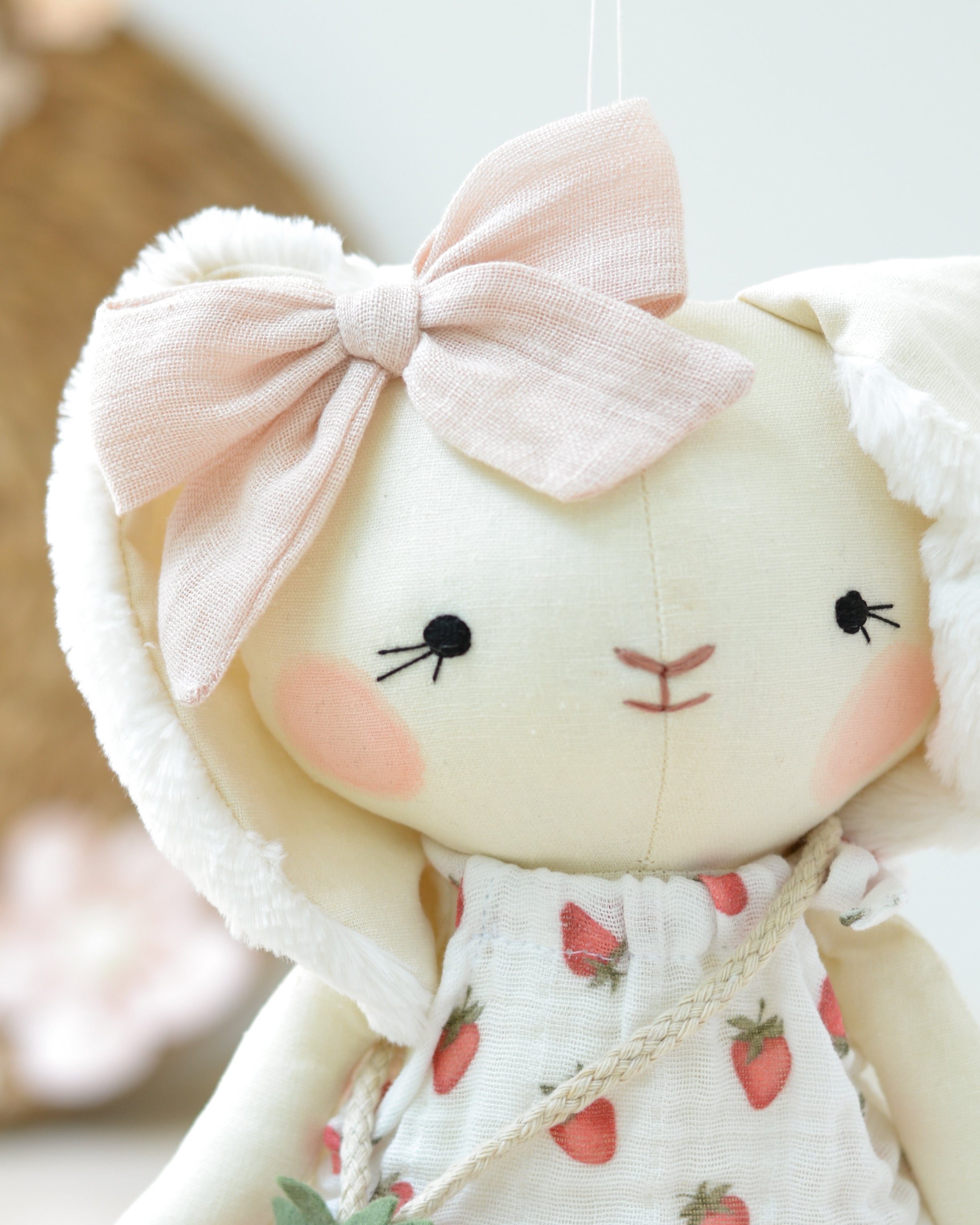 Juguete de peluche Conejito Jeanne | Vestido Blanco y Bolsa de Fresas