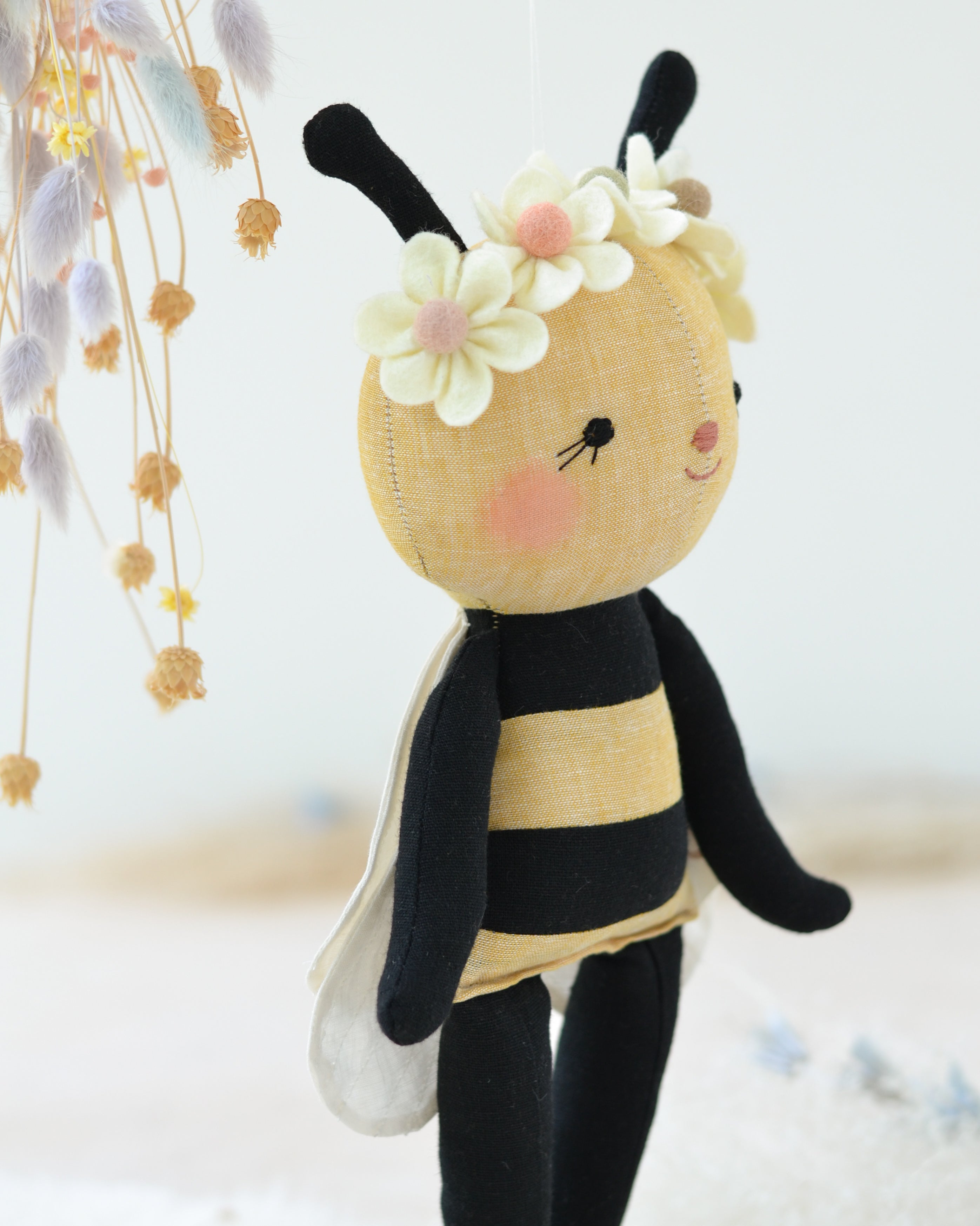 Juguete de peluche de abeja | Corona de flores