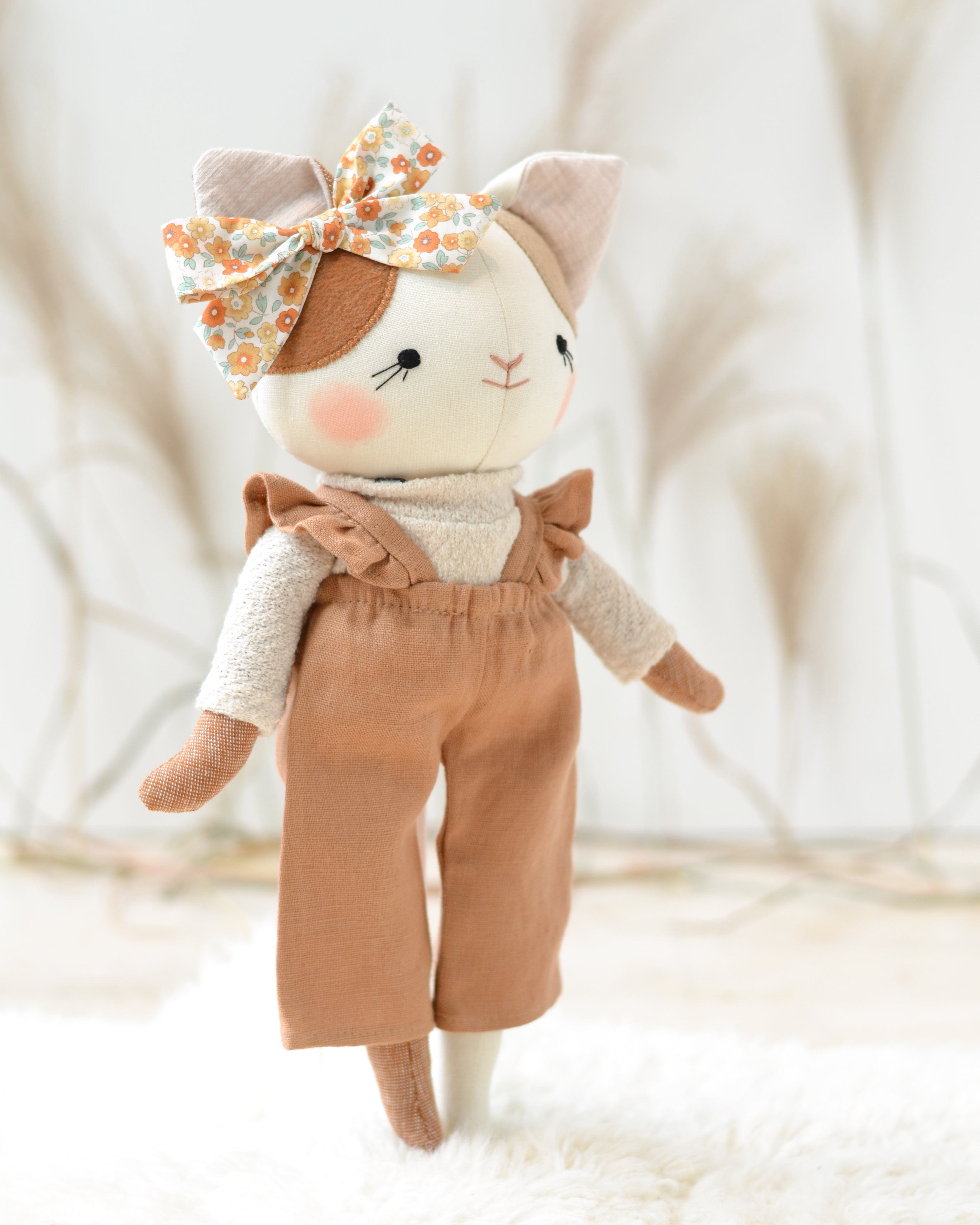 Juguete de peluche gato Lucie camisa floral