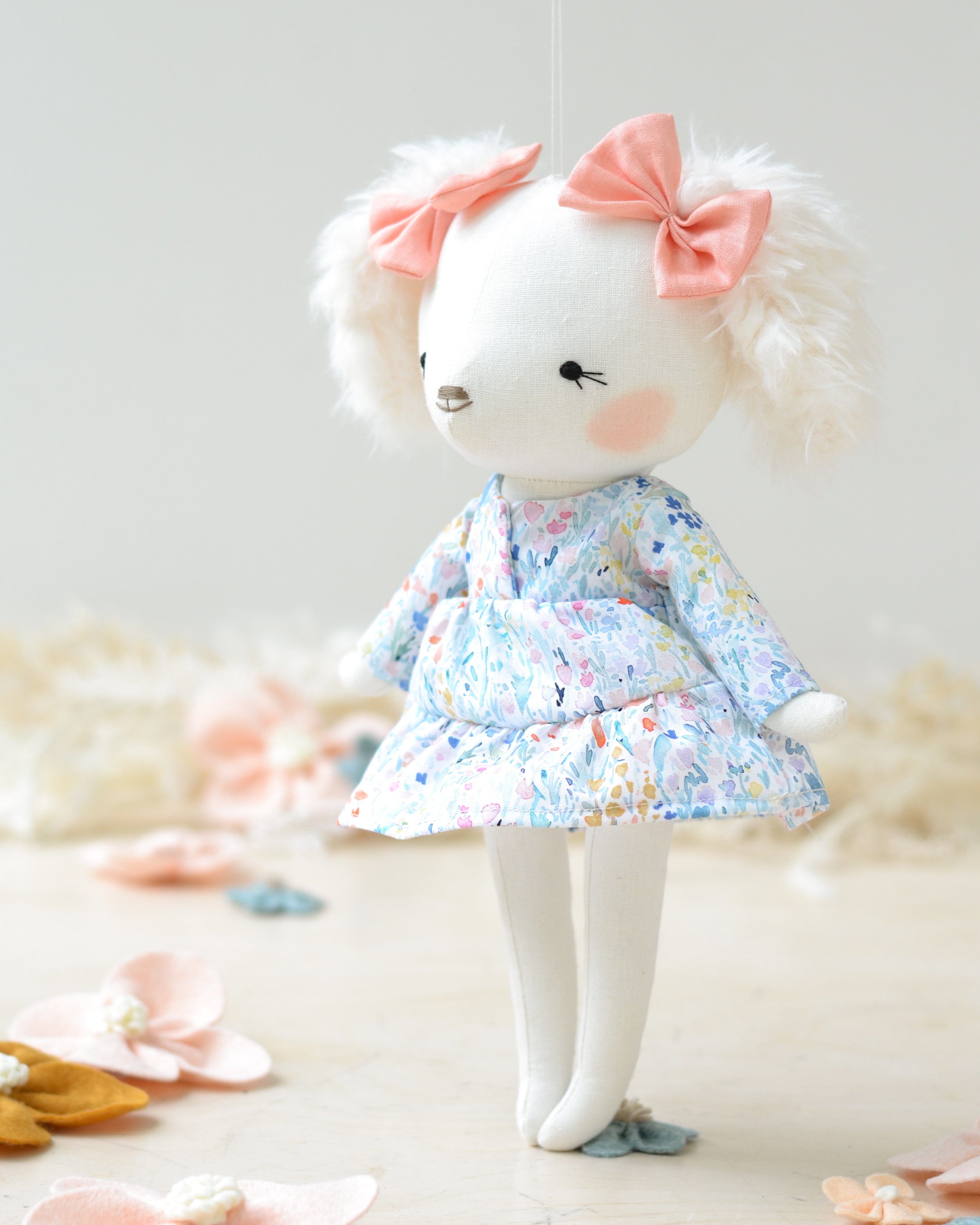 Perro de peluche vestido floral Alphonsine