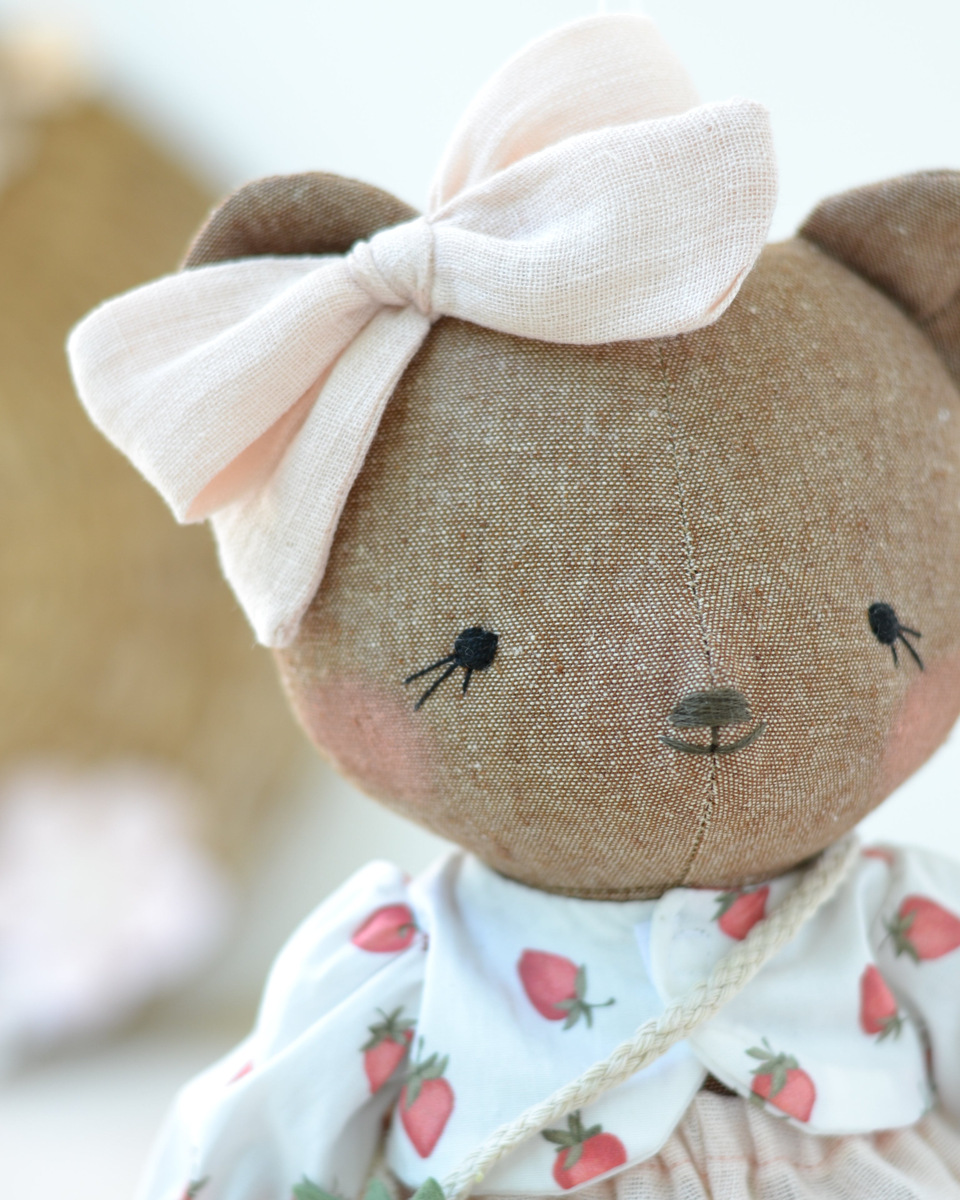 クマのぬいぐるみシャーロット | いちごのトップといちごのバッグ