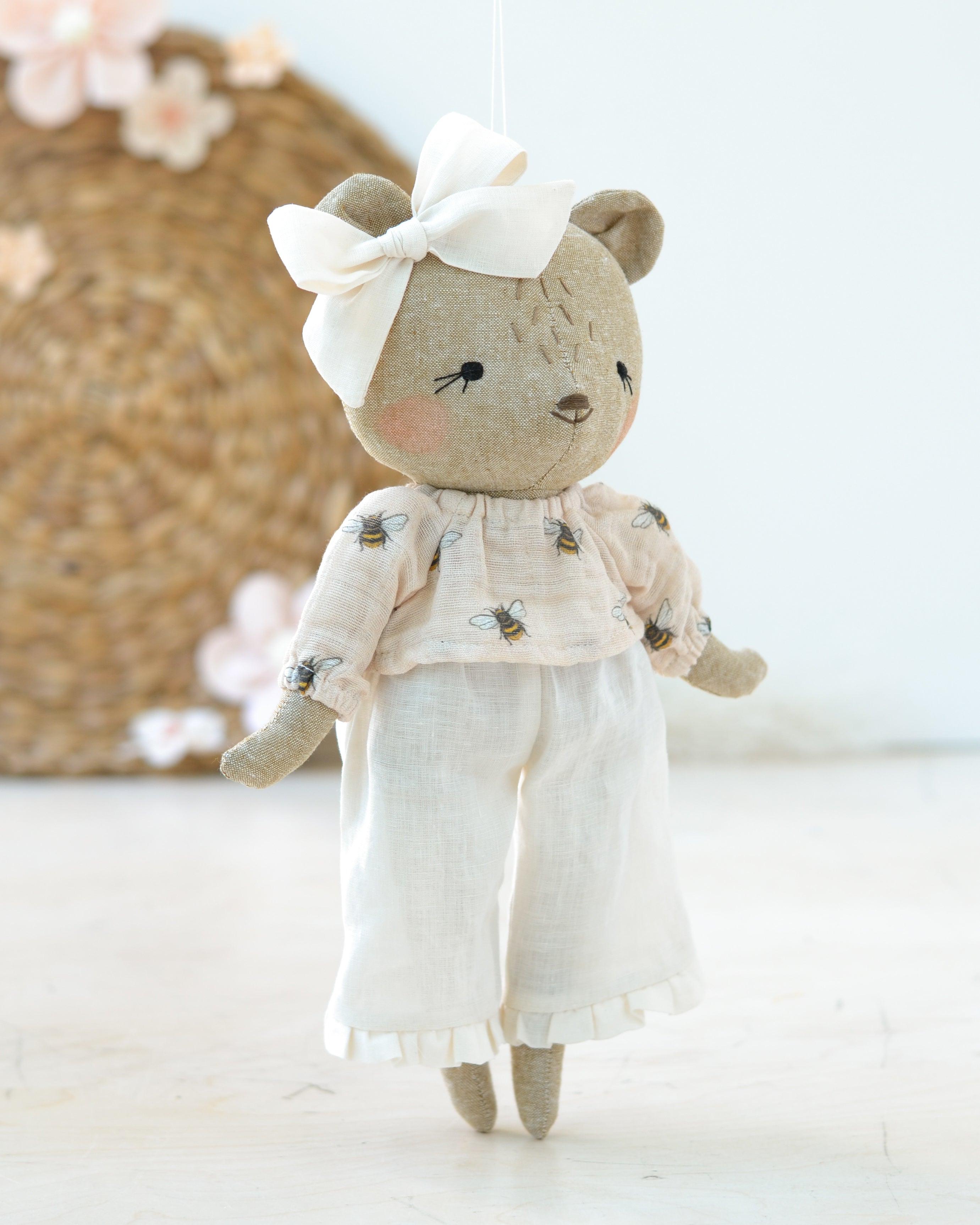 Doudou ours Charlotte | Haut Abeille et Pantalon Blanc