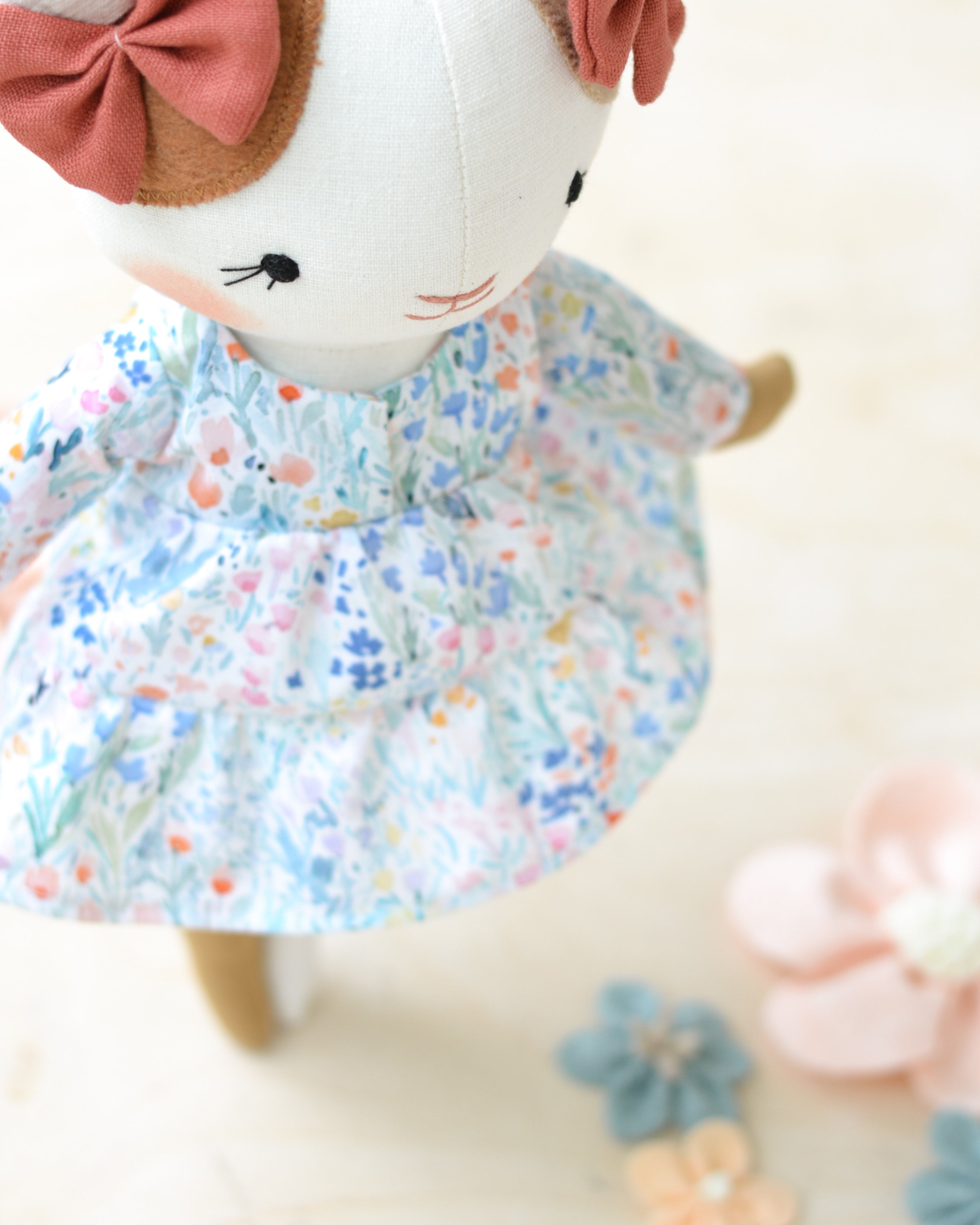 Gato de peluche Lucie vestido floral