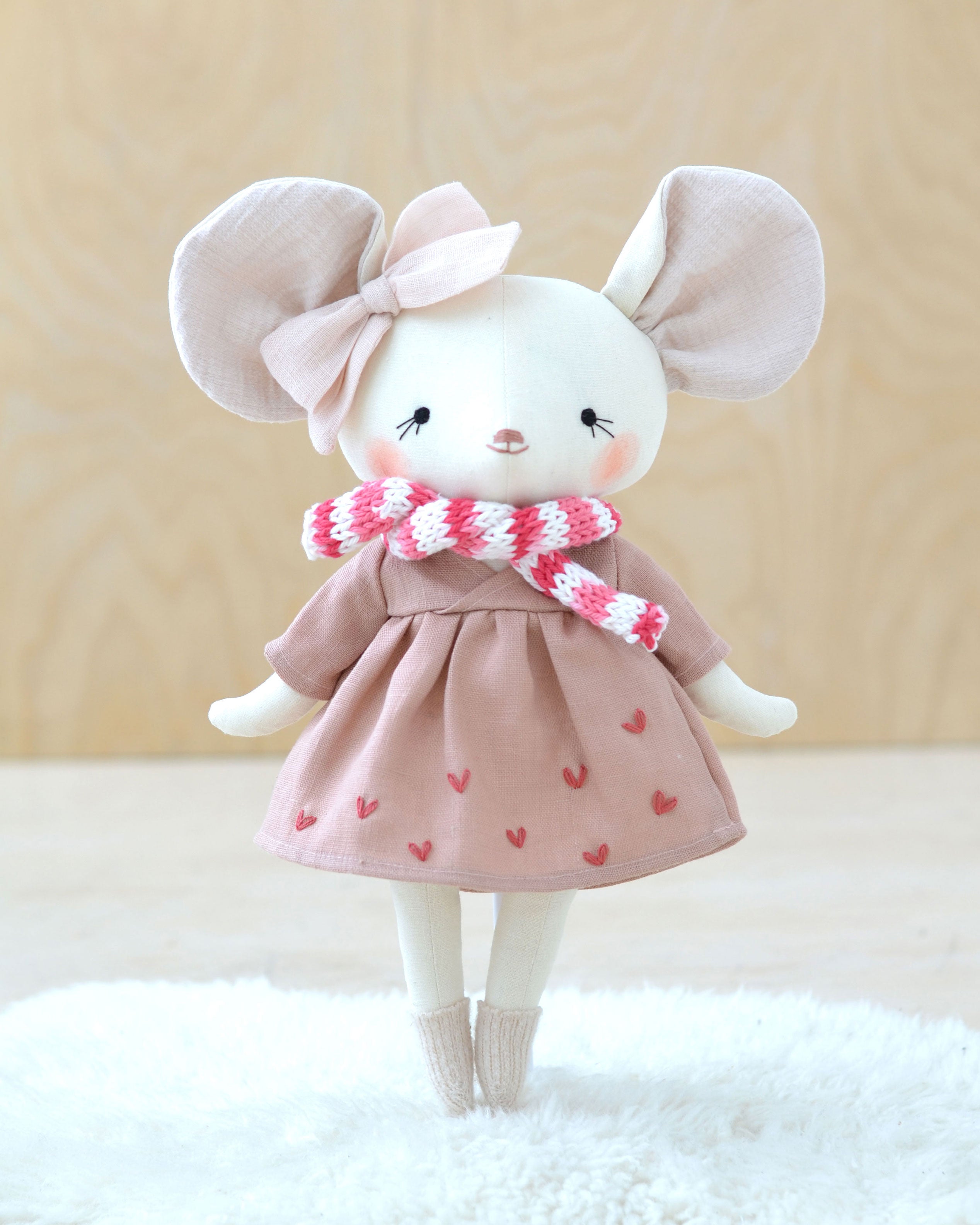 Poupée Souris Robe Rose avec une Écharpe Rayée Rose